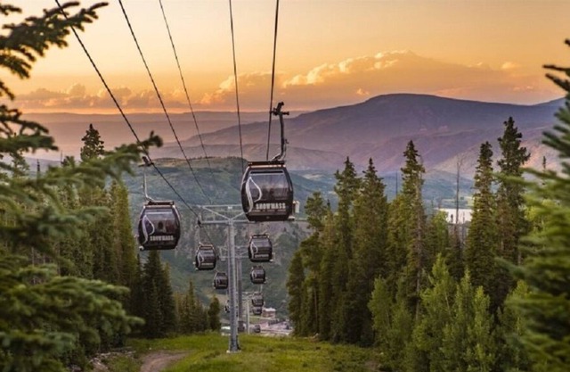 Ski-in ski-out 3 bedroom condo with private patio, hot tub & heated pool