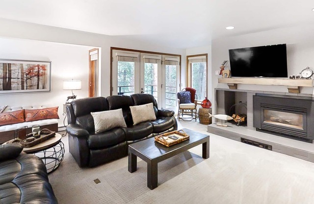 Ski-In/Ski-Out Condo with Gas Fireplace, Balcony, Washer/Dryer & WiFi