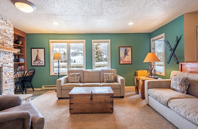 Ski-in/Walk-out condo, free wifi, underground parking.