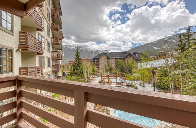 Ski-view condo with hot tub & fitness room - walk to lifts & dining