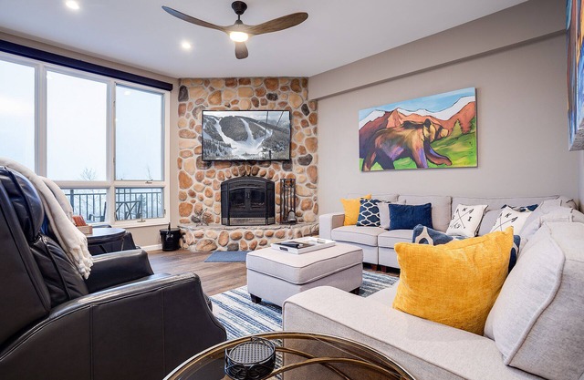 SL300 | Modern Penthouse | Views | Winter Shuttle | Hot Tub | 100 Yds to Lift