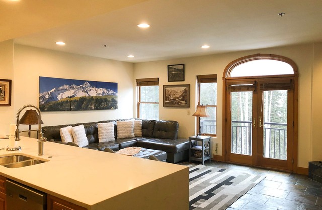 Spacious and Quiet 1-Bedroom Condo With Great Amenities