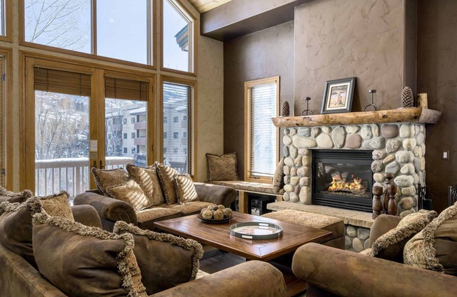 Spacious bright retreat with mountain views and shared pool/hot tub