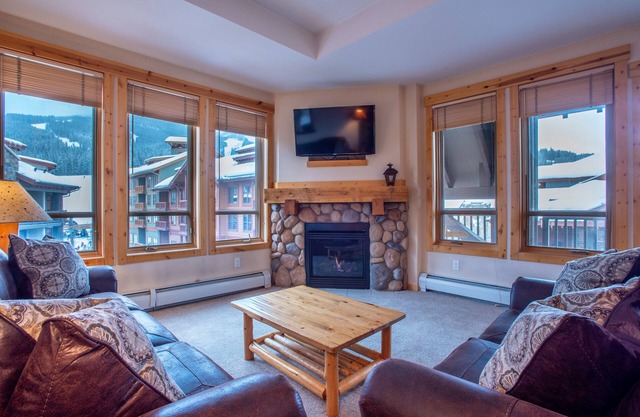 Spacious condo in the heart of the center village, free wifi & parking