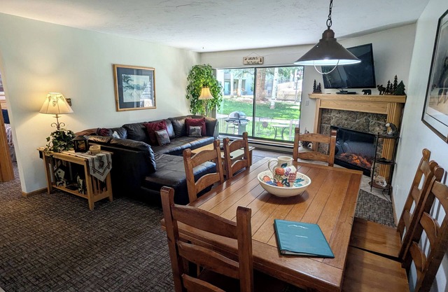 Spacious Condo w/FREE WiFi, Parking, Heated Pool, Hot Tubs, Skier Shuttle,