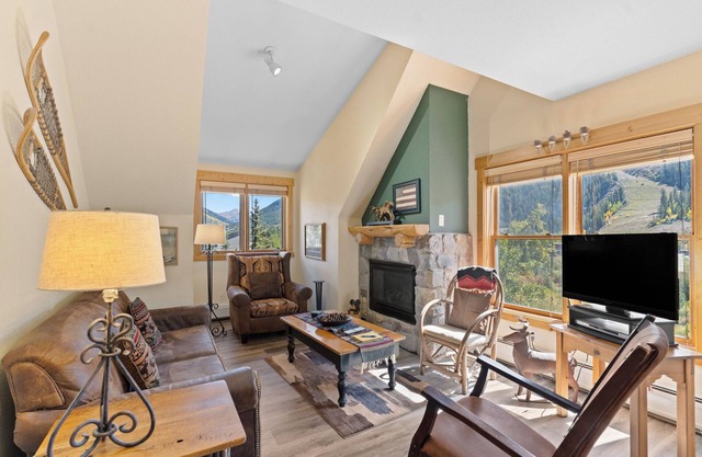 Spacious Condo w/Mountain & River View from Balcony, Close to Mountain House