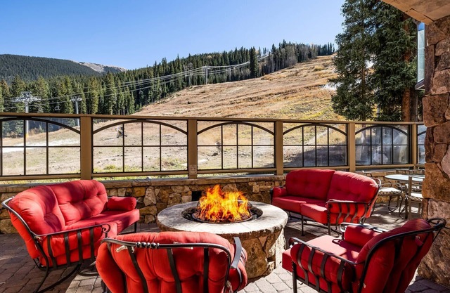 Spacious Lone Eagle ski-in, ski-out 2BR condo w/pool, hot tubs & mtn views!