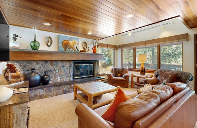 Spacious ski-in/ski-out townhome with shared hot tub/pool/gym - near lifts