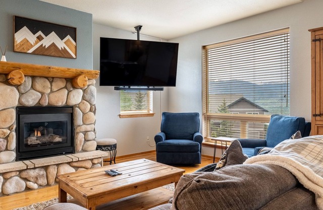 Spacious Townhome; 2 Primary Suites, 2 Balconies + Mtn Views