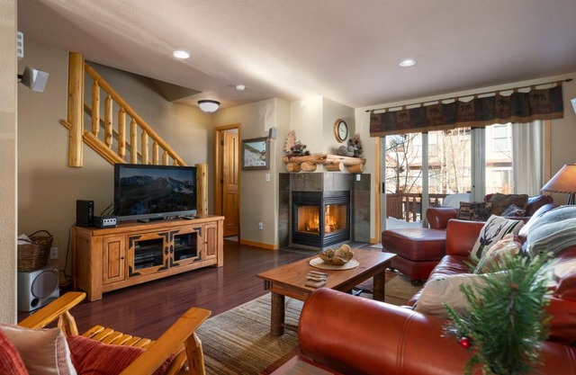★ Stay Downtown in Style | Mtn Modern Townhome | Private Hot Tub & Heated Garage
