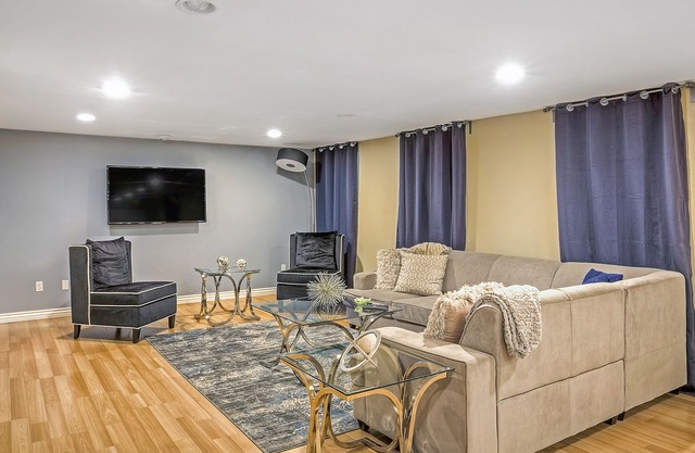 Stunning City Park Mansion Sleeps 16!