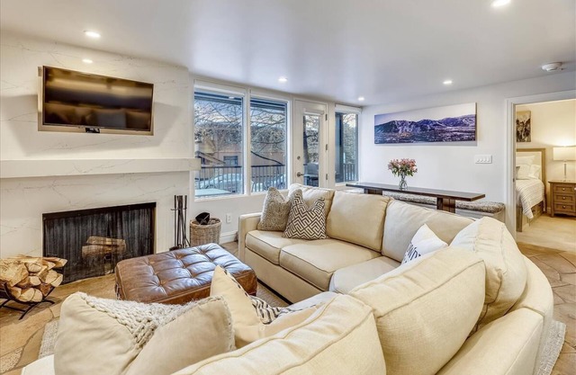 Stunning, renovated w/ski access, pool & hot tub