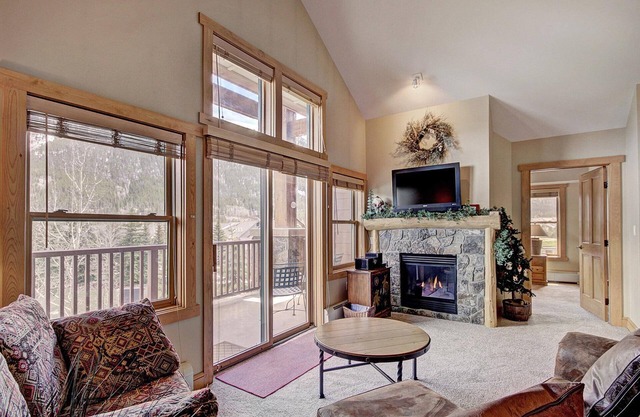 Stunning Views, Next to Lift! 2 Outdoor Hot Tubs & Entertainment Area - CS210