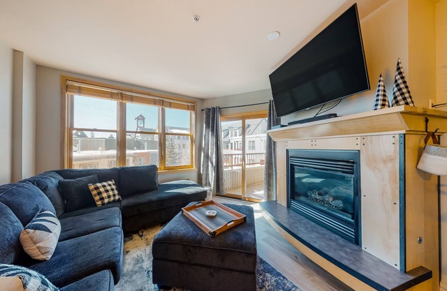 Stylish & Bright Mountain Getaway W/Shared Pool/Hot Tubs - Walk to Lifts