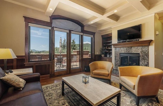 The Victoria 4 by SkyRun! Steps to Restaurants/Shops! Beautifully Remodeled! Outdoor Firepit!