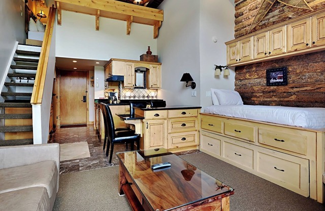 🌲Timberline 317 Studio Loft Deluxe ~ Hot Tub~Pool~WiFi~Ski-in/out~Local Shuttle🌲