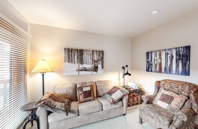 Top-floor condo with balcony, mountain views & hot tubs - walk to lifts