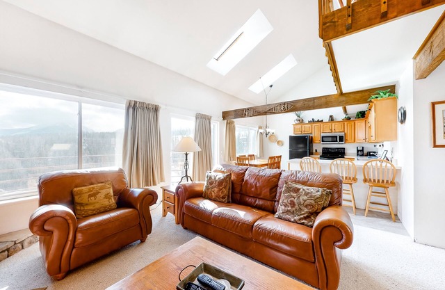 Top-floor condo with mountain views, easy skiing, balcony & hiking
