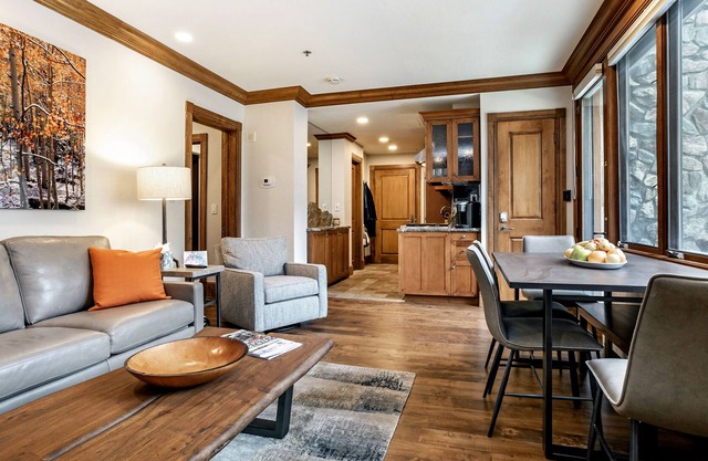 Updated Mtn Modern Decor: Sleeps 4-6: BEST Ski in/out Location: