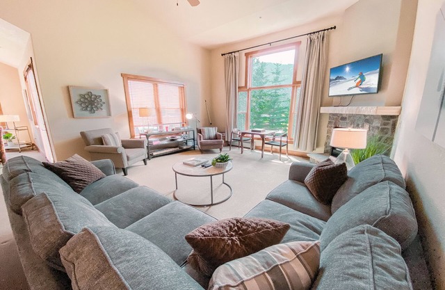 Updated Townhome w/Stunning Views, Walk to Slopes