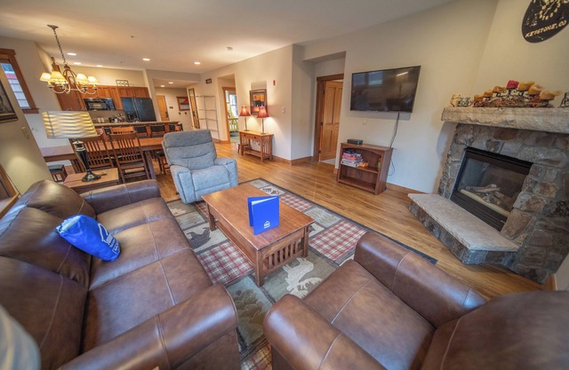 Updated Townhome, Walk to Slopes, Private Balcony