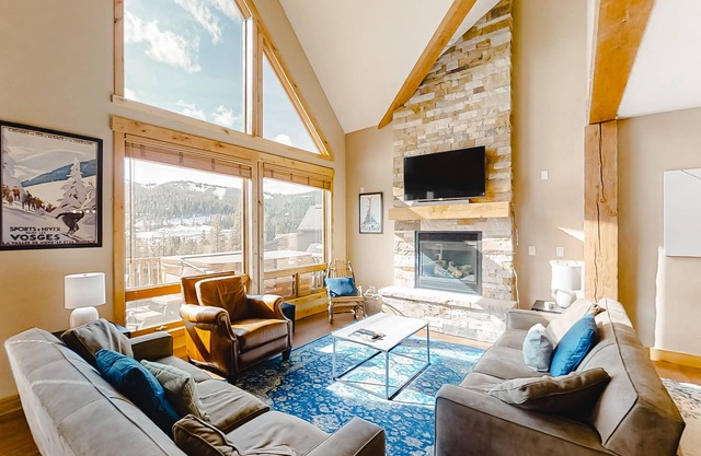 Upscale Retreat w/Mountain Views, Private Hot Tub - Walk to Winter Park Lift