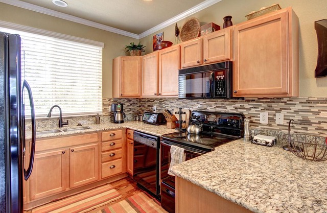 Uptown Luxury! Pet Friendly, Walk to Restaurants/ City Park. Free Welcome Gift!