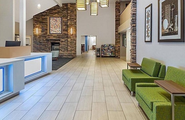Vacation Day Is Always A Great Idea! 2 Classy Units, Onsite, Free Parking