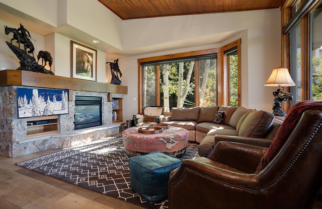 VAL03 | Nicely Updated Condo | Private Hot Tub | Mtn Views | Winter Shuttle
