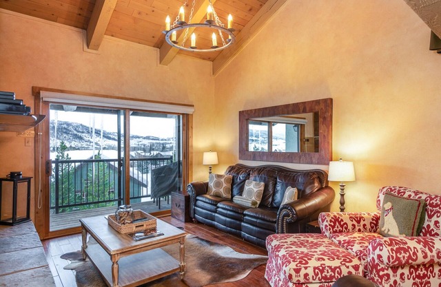 VAULTED CEILINGS, GIANT VIEWS-WALK/BUS TO GONDOLA SQUARE! 2 BR/2 BA POOL HOT TUB