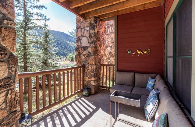 Walk to lift. Close to Lake. Hot Tub. Pool table