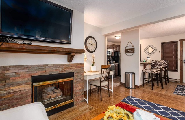 Walk to Resort & Steps to Free Town Bus Stop+Pool-Hot Tub-Grill-W/D in Unit-Updated-Monthly Deals!