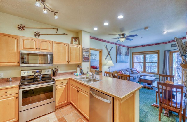 Walk to the Slopes, Amazing Ski Area Views, Shared Hot Tubs Too