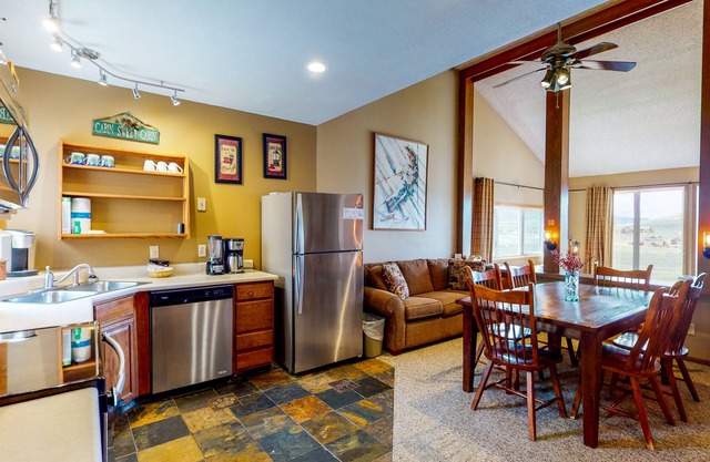 Well-equipped condo plus loft with WiFi, deck & pool