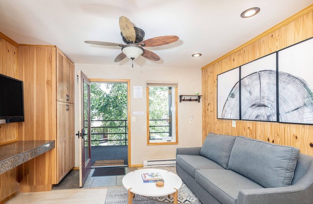 Whisper Wood | Mountain & River Views, Top Floor Bay Window