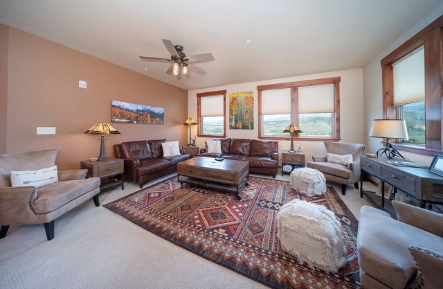Wonderful 3 bedroom mountain views, private deck