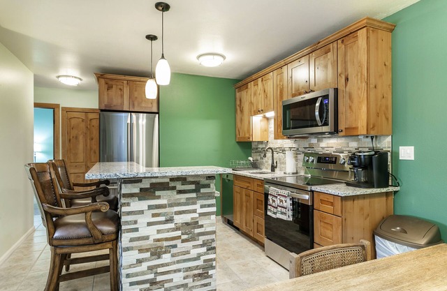 Wonderfully Renovated Condo, Walk to Beaver Creek Resort