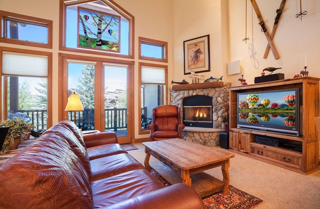 X2782 | Walk to Base Area | Winter Shuttle | Pool | Hot Tub | Nice Views