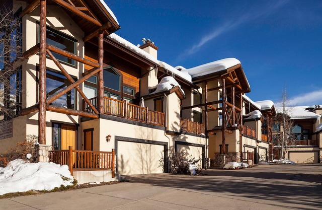 X2839 | Vaulted Ceilings | Winter Shuttle | Pool | Close to Slopes | Hot Tub