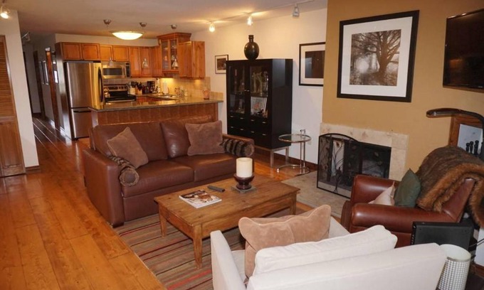 Aspen House | 100 Dean St E #2B