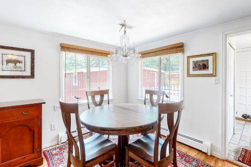 Broadmoor House | 103 m² House ∙ 3 bedrooms ∙ 5 guests