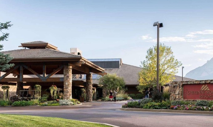 Southwest Colorado Springs Resort | 105 m² Resort ∙ 127 guests