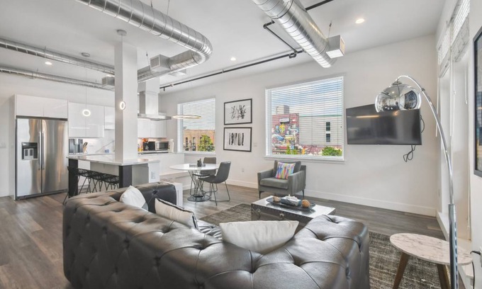 River North Art District Condo | 128 m² Condo ∙ 2 bedrooms ∙ 8 guests