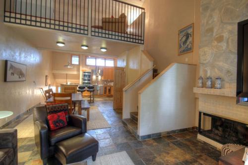 Avon House | 127 Ridgepoint Townhouse