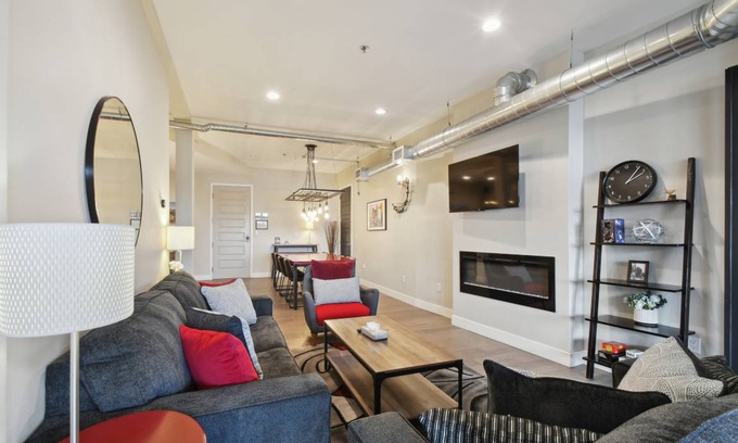 River North Art District Condo | 135 m² Condo ∙ 2 bedrooms ∙ 8 guests