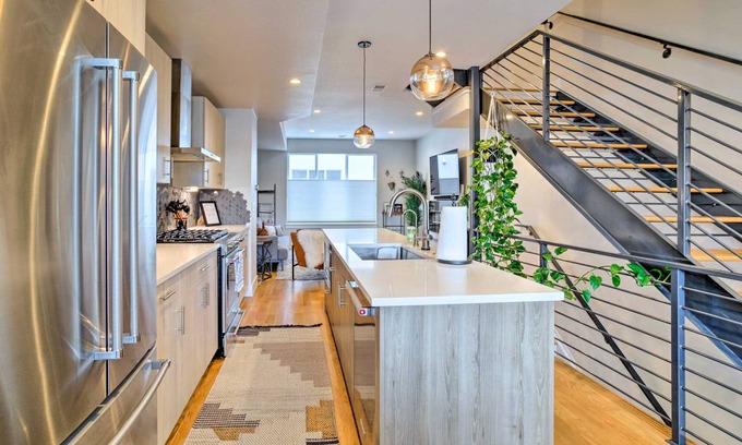 West Colfax Apartment | 157 m² Apartment ∙ 3 bedrooms ∙ 10 guests