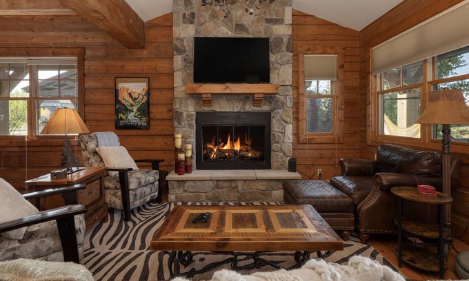 Grand Elk Ranch Cabin | 199 m² Cabin ∙ 3 bedrooms ∙ 8 guests