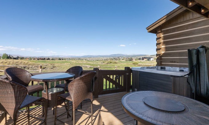 Grand Elk Ranch Cabin | 199 m² Cabin ∙ 3 bedrooms ∙ 8 guests