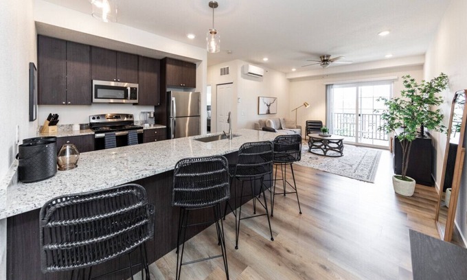 Mountain Shadows Apartment | 2 BD Cozy Luxury with MT. & Downtown Views minutes from Garden of the God