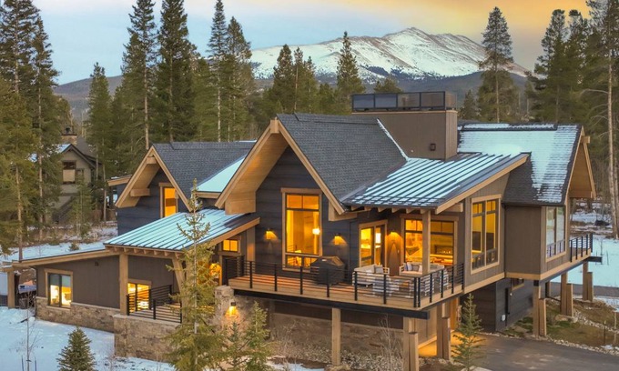 Peak 8 House | 230 m² House ∙ 4 bedrooms ∙ 12 guests